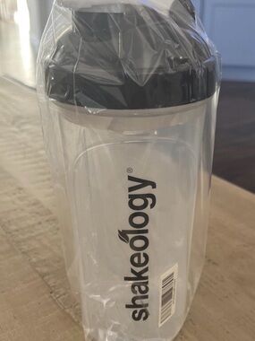 Beach Body Shakeolofy Clear Shaker Bottle with Black Lid NWT